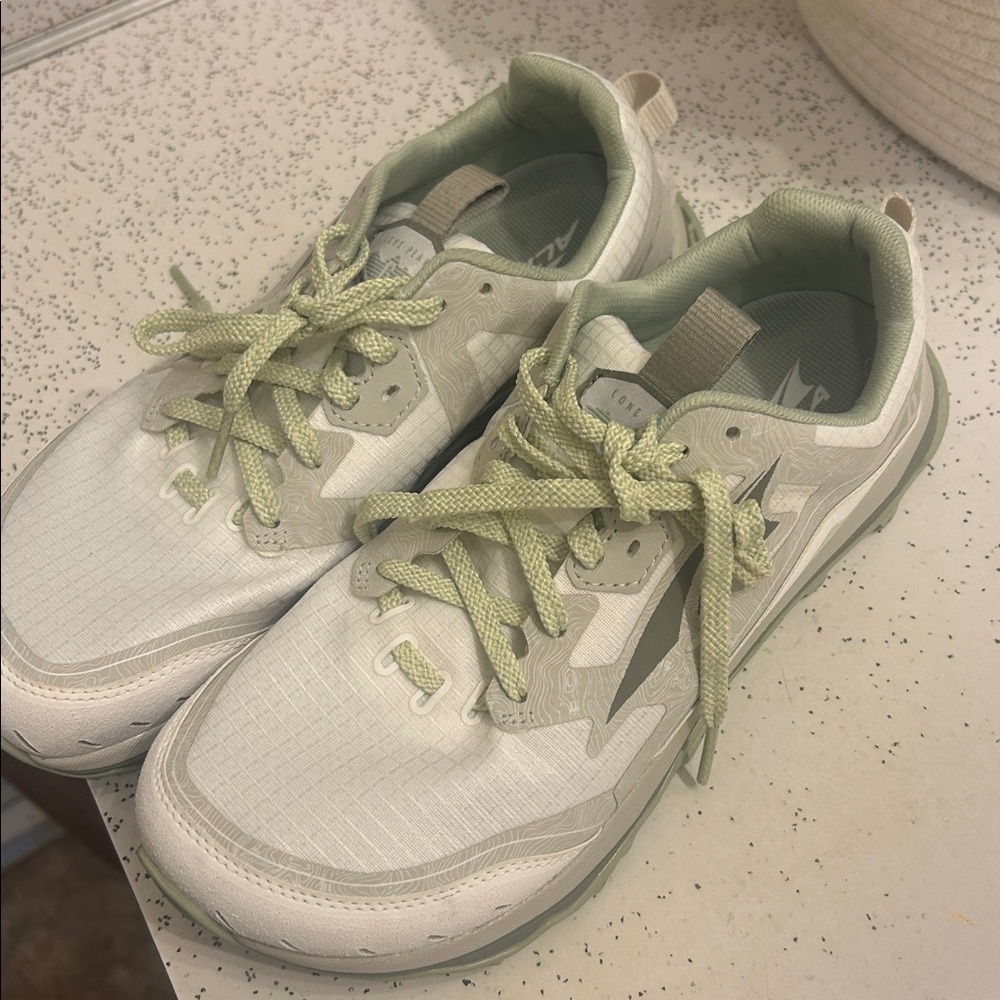 ALTRA shoe size 8 1/2 find  these online . Like new retail $120 make offer !